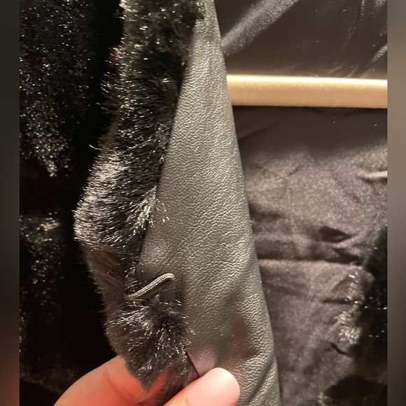 Faux fur black long vest NWOT one size - Picture 3 of 7